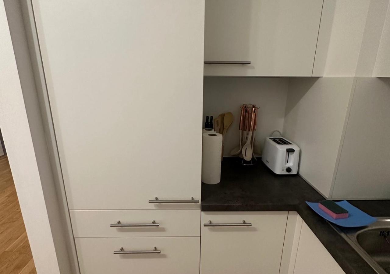 Cozy Two-room Near Vic Apartment Wien